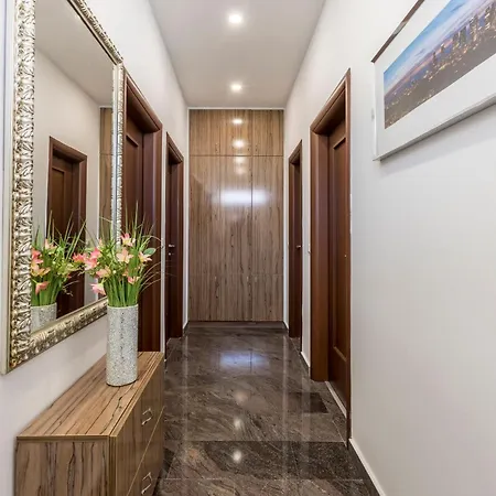 Near The Centre With A Parking Space Apartamento Split